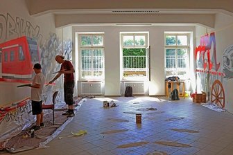 Hier kommt Farbe in die Wartehalle des Zwickauer Hauptbahnhofs -