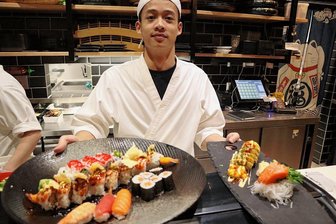 Hier lässt roher Fisch keinen kalt - ein Besuch im "Mori Moto" in Zwickau - Der Restaurant-Chef und Sushi-Meister Duong Quoc Do zeigt eine Überraschungsplatte mit Sushi.