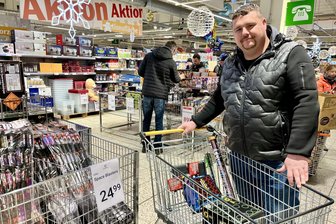 Hier landen schnell 300 Euro im Einkaufswagen: Wie viel Geld die Westsachsen für Feuerwerk ausgeben - David Nadlers Feuerwerks-Einkauf sieht überschaubar aus. Doch Globus in Zwickau ist bereits die vierte Station, die er ansteuert, um sich mit Pyrotechnik einzudecken: „Ich kaufe zielgerichtet ein, habe mich vorher informiert.“