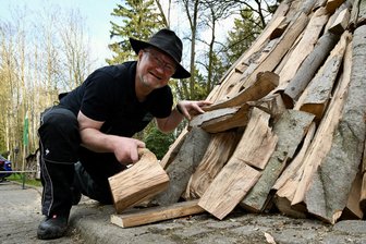 Hier lebt das Erzgebirge: Wenn Holzkohle wie vor 575 Jahren entsteht - Der historische Meiler ist aufgebaut. Im Bild Hobby-Köhler Heiko Schmidt.