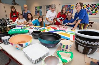 Hier lernen 400 Schüler aus 20 Nationen unter einem Dach - Letzte Handgriffe an kleinen Kunstwerken, die beim Fest verkauft werden sollen: kreative Schülerinnen mit Kunsterzieherin Annett Wunderlich (hinten, Zweite von links) und Schulleiterin Simone Heilmann (Mitte).