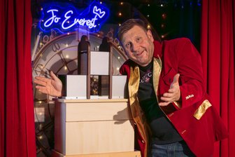 Hier liegt Magie in der Luft: Zauberer aus dem Erzgebirge feiert mit seinem Theater Jubiläum - Jo Everest auf seiner Bühne in Tannenberg. Zwei scharfe Klingen, und schon ist sein Arm zerteilt.