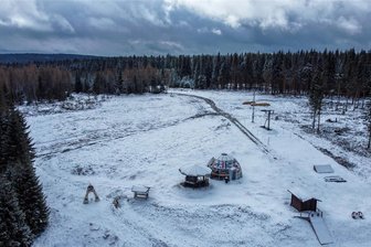 Hier liegt plötzlich wieder Schnee im Erzgebirge - Doch Winter-Intermezzo folgen sehr milde Tage - Auf dem Hirschkopfplateau in Carlsfeld gab es am Montag eine geschlossene Schneedecke.