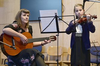 Hier machen Familien aus dem Vogtland gemeinsam Musik - Franziska Schuster und ihre Tochter Tessa. Foto: