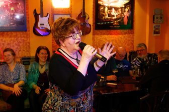 Hier macht der Gast selbst die Musik: Zu Besuch in der schönsten Oldie-Kneipe Westsachsens - Beim Karaokeabend im „Apfeltraum“ hat auch Christel Eiselt zum Mikrofon gegriffen und „Piano Man“ von Billy Joel gesungen.