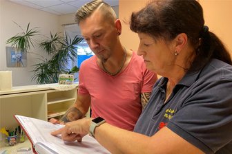 „Hier passt alles“: Warum aus einer Reichenbacher Physiotherapie doch keine Wohnungen werden - Bei der Übergabe der Praxis ist viel zu bedenken. Noch-Inhaberin Petra Weißflog und Daniel Obst.