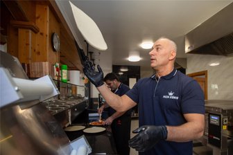 Hier prallen Welten in Plauen aufeinander: Was der Nachfolger der Traditionsgaststätte „Reusaer Eck“ plant - Jahja Mrasori alias „Luigi“ ist der neue Betreiber des ehemaligen „Reusaer Eck“. Der Laden heißt seitdem „Pizza König“. Wo einst zünftige Gerichte serviert wurden, gehen jetzt auch Döner über die Theke.