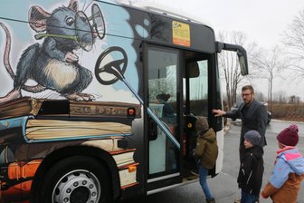 Hier rollen Geschichten nicht nur zu Kindern: Vogtlandkreis nimmt neuen Bücherbus in Betrieb - Ratte Lukas schmückt den neuen Bücherbus des Vogtlandkreises. Michael Frisch, Bürgermeister von Rosenbach, war zur Einweihung dabei.