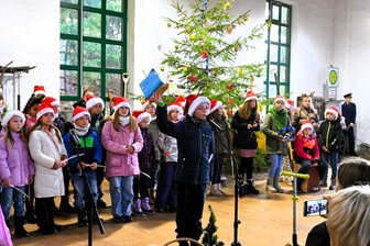 Hier schlagen Kinderherzen höher: Adventstrubel im Rollbockschuppen Oberheinsdorf - Der Chor der Neuber-Grundschule gestaltete den Auftakt im Lokschuppen Oberheinsdorf.