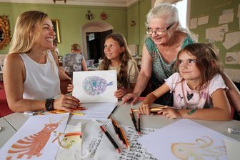 Hier sind die Biester los: Sommerferienaktion „Das Bestiarium der Burg Mylau“ für zwei weitere Jahre gesichert - Szene aus dem Vorjahr: Kursleiterin Sandra Trepák mit Amelie Töpper, Heidi Petzoldt vom Kulturbund und Liz Schmidt beim Malen fantasievoller neuer Geschöpfe für das Bestiarium.