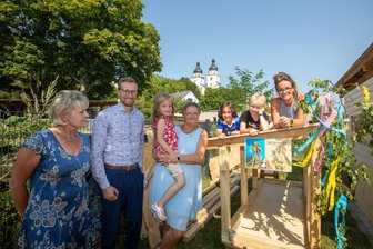 Hier sind die Hühner los: Plauener Kita verwandelt sich in Bauernhof - Versammelt am Hühnerstall (v.li.): Dienstaufsicht Steffi Brenner, Bürgermeister Tobias Kämpf, Leiterin Heike Schmidt mit Joleen, Ghiath, Emil und Pädagogin Monique Loik.