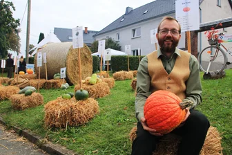 Hier sind die Kürbisse los: Besucher strömen zum Herbstmarkt in kleines vogtländisches Dorf - Daniel Hartenstein hat zentnerweise Kürbisse angebaut.