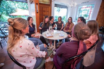 Hier sind die Leseratten los: Ansturm auf neues Literaturcafé in Plauen – „Ich habe schon lange auf so etwas gewartet“ - Vor wenigen Tagen hatte das erste Literaturcafé im Plauener Eiscafé Ebert seine Premiere.