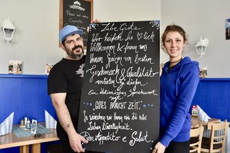 „Hier sind zwei Italiener“: Wie in Limbach-Oberfrohna aus einem alten Café eine Trattoria Pizzeria wurde - Raffaele Maffai und Noemi Carmen Ricciardelli in ihrem neuen Lokal.