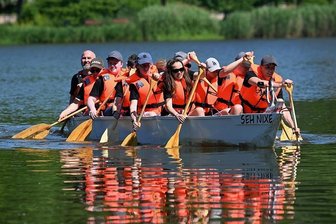 Hier sitzen alle in einem Boot: Die "Sehnixe" fährt für Inklusion - Ein Drachenboot auf dem Schloßteich - gebaut im Berufsbildungswerk Chemnitz, in dem auch viele blinde und sehbehinderte Menschen eine Ausbildung absolvieren. Sie starten Ende Juni sogar bei einem Wettkampf und trainieren in ihrer "Sehnixe" für dieses Rennen in Ulm.