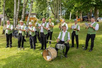 Hier spielt die Musik: Der ultimative Überblick für den Männertag im Oberen Vogtland - Die Eimberg-Musikanten unterhalten am Männertag ab 12 Uhr an der Waldklause Tiefenbrunn/Pabstleithen.