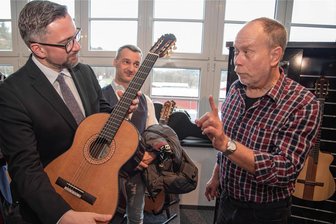 Hier spielt die Musik: Gewa baut seinen Stammsitz Adorf aus - Obacht - bloß nicht fallen lassen! Gewa-Produktmanager Uwe Prüßner (rechts) zeigt Sachsens Wirtschaftsminister Martin Dulig (SPD) eine rare und teure Gitarre der Marke Manuel Rodriguez. Adorfs Bürgermeister Rico Schmidt (SPD, hinten) hatte den Besuch des Ministers beim vogtländischen Musikinstrumentenhersteller eingefädelt.