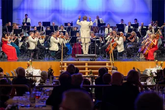 Hier spielt die Musik: Reichenbacher tanzen nach langer Pause wieder beim Orchesterball - Das Orchester unter Leitung von Generalmusikdirektor Stefan Fraas eröffnete den Ballabend.