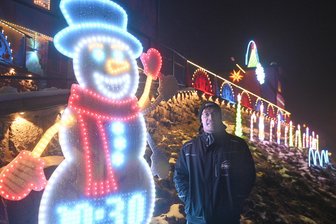 Hier steht das wohl verrückteste Weihnachtshaus des Vogtlands - Simon Steudemann verzaubert Klingenthal mit seinem Weihnachtshaus.