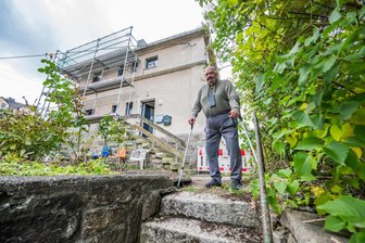 „Hier stimmt die Kommunikation nicht“ – Gehbehinderter Mieter kämpft in Aue mit abgesperrtem Weg - Andreas Handre aus Aue bereitet die Sanierung seines Wohnhauses große Probleme.