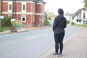 „Hier stimmte etwas nicht“: Der Tod eines Chemnitzer Radsportlers und der lange Kampf der Witwe vor Gericht - Yvette H. am Ort des Unfalls. An dieser Stelle auf der Hofer Straße in Mittelbach stieß ihr Mann im Juni 2022 mit einem Auto zusammen. Er starb kurz darauf.