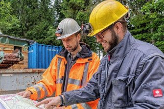Hier suchte die Wismut einst Uran: Altbergbau im oberen Vogtland wird saniert - Dirk Nötzold (links) ist für den Altbergbau Querschlag 2 federführend. Das Foto entstand im vergangenen Jahr bei der Sanierung eines Altstandortes in Bad Reiboldsgrün mit Planer Nick Leißring. 