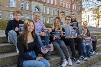 Hier treffen Boomer auf Generation Z: Vogtländer freuen sich auf Wiedersehen mit Abi-Freunden - Das Orga-Team Abi-Treff „back2ae“: Luca Schnepp, Laura Voigt, Dietmar Schneider, Julia Lang, Alexander Münch, Nils Jäger, Tim Löffler, Mathis Laufer und Leonie Grimm (von links).