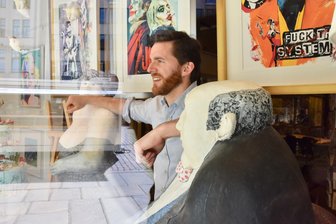 Hier trifft Schnulli mit Ästhetik auf teure Kunst: Ein Besuch in der Chemnitzer Galerie Schmidt-Rottluff - Zwischen großen Karl-Heinz Richter-Skulpturen sitzt Benedikt Preis in seinem Schaufenster und beobachtet das Markttreiben.