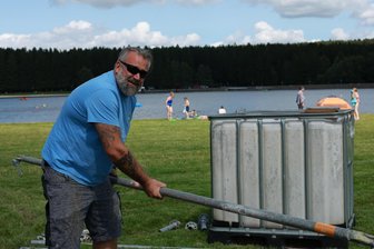 Hier vibriert am Wochenende sogar das Wasser: Teichfest lädt an den Greifenbachstauweiher - Holger Rockstroh bereitet das Fest auf der Liegewiese des Greifenbachstauweihers vor.