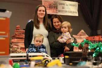 Hier wird an die Kleinsten gedacht: Modellbahnausstellung in Thum bietet ein besonderes Hilfsmittel - Josia (vorn links) war mit seiner Schwester Tami, Mutter Laura und Oma Brit von der Ausstellung begeistert.