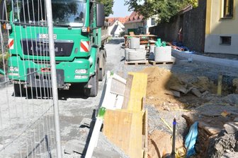 Hier wird in Mittelsachsen gebaut - Noch bis voraussichtlich Mitte kommenden Monats wird auf der Wallstraße (Einmündung Waisenhausstraße) der Mischwasserkanal ausgewechselt. Danach bekommt der Abschnitt eine neue Decke. 
