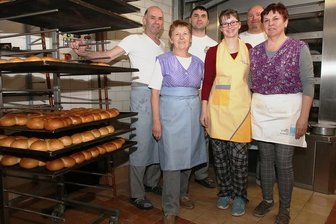 Hier wird nichts weggeschmissen: Reuther Bäckerei produziert aus dem Brot von gestern Knabberspaß - Das Team der Bäckerei Baumann: Senior Eberhard Baumann, seine Frau Regina Baumann, Sohn Hardy Baumann, dessen Frau Diana Baumann, Bäcker Silvio Hertel und Heike Wolfram - eine von zwei Verkäuferinnen (von links).