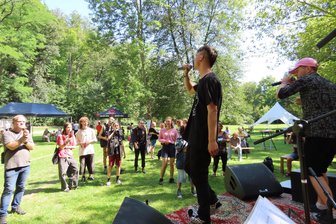 Hier wird Vielfalt großgeschrieben: Werdauer Verein haucht dem Stadtpark Leben ein - Beim Sommerfest im Stadtpark kann man sich auch mit eigenen Beiträgen auf eine Bühne wagen.