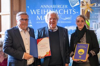 Hier wird Weihnachten gelebt: Dieser Weihnachtsmarkt im Erzgebirge zählt zu den Besten Europas - Nicole Otto und Oberbürgermeister Rolf Schmidt (l.) bekamen von Burkhard Graf Beissel von Gymnich den Award überreicht.