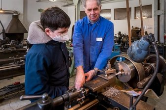 Hier wurde gehobelt, gefräst und gebohrt - So sieht die Leit-Zugspindel-Drehmaschine aus, die Werner Wittig dem zehnjährigen Mika Hengst aus Gornau zeigt.Foto: Kristian Hahn