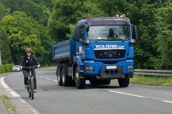 „Hier zeigt das Bürokratiemonster sein Gesicht“: 20 Jahre Kampf um Radweg lässt zwei Städte in Westsachsen verzweifeln - Ohne Radweg ist es für Radfahrer auf der S 277 gefährlich, wie Kirchbergs Bürgermeisterin Dorothee Obst demonstriert.