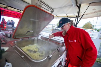 High-Tech-Gulaschkanone mit Schnellkochtopf: Katastrophenschutz im Vogtland rüstet auf - Früher hieß so etwas Gulaschkanone, heute Feldkochherd. Sven Enders hat das hochmoderne Gerät bei der Katastrophenschutz-Großübung am 14. September in Weischlitz bedient und den Einsatzkräften dort eine warme Mahlzeit gezaubert.