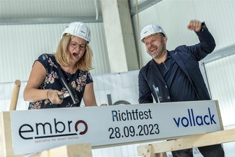High-Tech-Stickerei Embro feiert Richtfest in Falkenstein: Wieso der Bau trotz Krise im Zeitplan liegt - Beim Richtfest am neuen Firmenstandort schlugen Embro-Geschäftsführer Markus Flechsing und Ines Flechsing symbolisch die letzten Nägel in den Dachstuhl.
