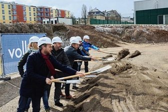High-Tech-Stickerei wächst in Falkenstein - Gemeinsam anpacken, damit es schnell voran geht: Am Dienstag war mit dem symbolischen Spatenstich der offizielle Baubeginn für den neuen Embro-Standort in Falkenstein, im Gewerbegebiet Falgard.