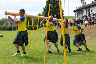 Highland-Games begeistern bei Triebeler Sportfest und bringen Dorf zusammen - Teamarbeit war beim Baumstammslalom gefragt, hier im Quartett „Hofgut Eichigt“ mit (von links) Holger Bauer, Sebastian Helbig, Marta Büttner und Pascal Krauß.