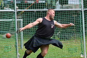 Highland Games in Wechselburg: Spaß, Teamgeist und Schweiß - Lokalmatador Andreas Pohle – Spitzname Ben – vom Clan der Mc Wechselbürger konnte am Samstag das Publikum überzeugen. Hier beim Gewichtweitwurf. Mit einer starken Leistung landete der 42-Jährige auf Platz 2.