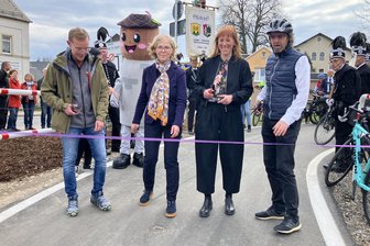 Highlight für Radsportfans: Kohlebahnradweg im Erzgebirge eröffnet - Bürgermeister Thomas Lein (v.l.), die Sächsische Staatsministerin für Infrastruktur und Landesentwicklung Regina Kraushaar, die Landtagsabgeordnete Katja Meier und Bürgermeister Thomas Weikert zerschnitten das Band.