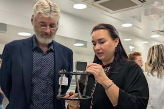 Hightech auf Rädern: Warum vor dem Krankenhaus Freiberg ein mobiler OP-Saal steht - Expertin Madlen Vogel-Wittig (r.) zeigt dem Freiberger Krankenhaus-Geschäftsführer Matthias Stolze innovative Medizintechnik.