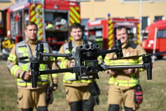 Hightech bei der Feuerwehr in Crossen: Neue Drohne soll Leben retten - Das ist die Drohne DJI Matrice M30T der Feuerwehr Crossen: Zum Dorffest in Milkau haben Niklas Jahn (Beobachter), Pilot Leon Schumann und der Crossener Wehrleiter Nico Schumann (v. l.) die Technik vorgeführt. Das traf auf großes Interesse.