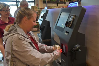 Hightech-Einkauf in Freiberg: Wie Kunden auf Scanner und SB-Kassen reagieren - Im Edeka-Markt Fiedler an der Ehernen Schlange in Freiberg wird Kundin Nicole Siegismund (r.) aus Niederbobritzsch von Mitarbeiterin Rosalie Sangelard beraten.