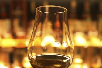 Hightech made in Freiberg: Was die Pama mit schottischem Whisky zu tun hat - Ein Glas schottischer Whisky: Im Herstellungsprozess der Spirituose kommen auch Anlagen aus Freiberg zum Einsatz.
