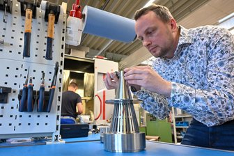 Hightech Maschinenbauer aus Limbach-Oberfrohna: „Zulieferer werden fallen gelassen wie eine heiße Kartoffel“ - Martin Koch prüft in der Werkhalle in Limbach-Oberfrohna ein Teil für einen Teilchenbeschleuniger.