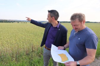 Hilbersdorf: Alles auf Anfang! Warum es mit der Solarenergie auf der Schmohlhöhe noch etwas dauert - Bürgermeister René Straßberger und Bauamtsleiter André Felgner (r.) auf der Schmohlhöhe bei Hilbersdorf.