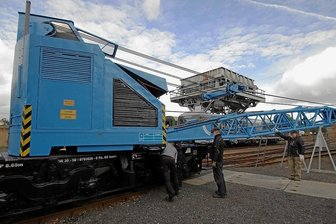 Hilbersdorfer Bahnfreunde machen alten Kran wieder flott - Letzte Handgriffe nach sieben Jahren: Zum Abschluss der Aufbereitung des nunmehr wieder voll funktionsfähigen Eisenbahndrehkrans EDK 80 (61 Tonnen schwer, 105 PS Leistung) erfolgte die technische Abnahme durch Experten der Dekra.