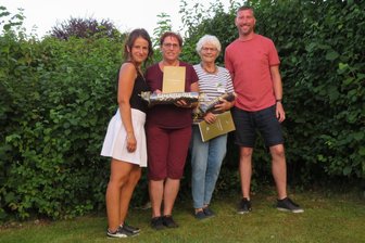 Hilbersdorfer und Lindaer Sportler haben viel Grund zum Feiern - Die stellvertretende Vorsitzende Nadine Wickleder sowie Schatzmeisterin Petra Weinert und Gründungsmitglied Monika Heede erhielten alle Auszeichnungen beim Vereinsfest des Hilbersdorfer SV – ganz zur Freude des Vorsitzenden André Weinert (v. l. n. r.).
